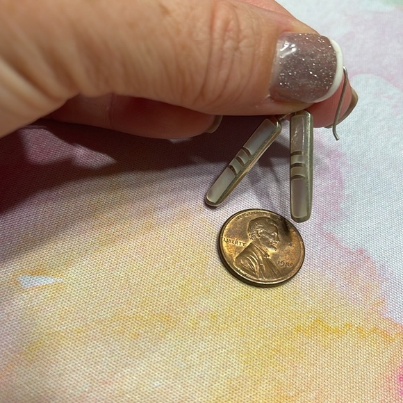 Dangle clear ‘crystal/iridescent’ earrings 🌺 - Picture 2 of 3